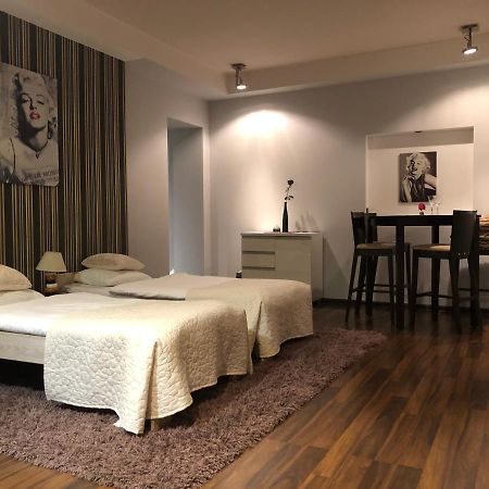 Апартаменты Apartament Tipton Еленя-Гура Экстерьер фото